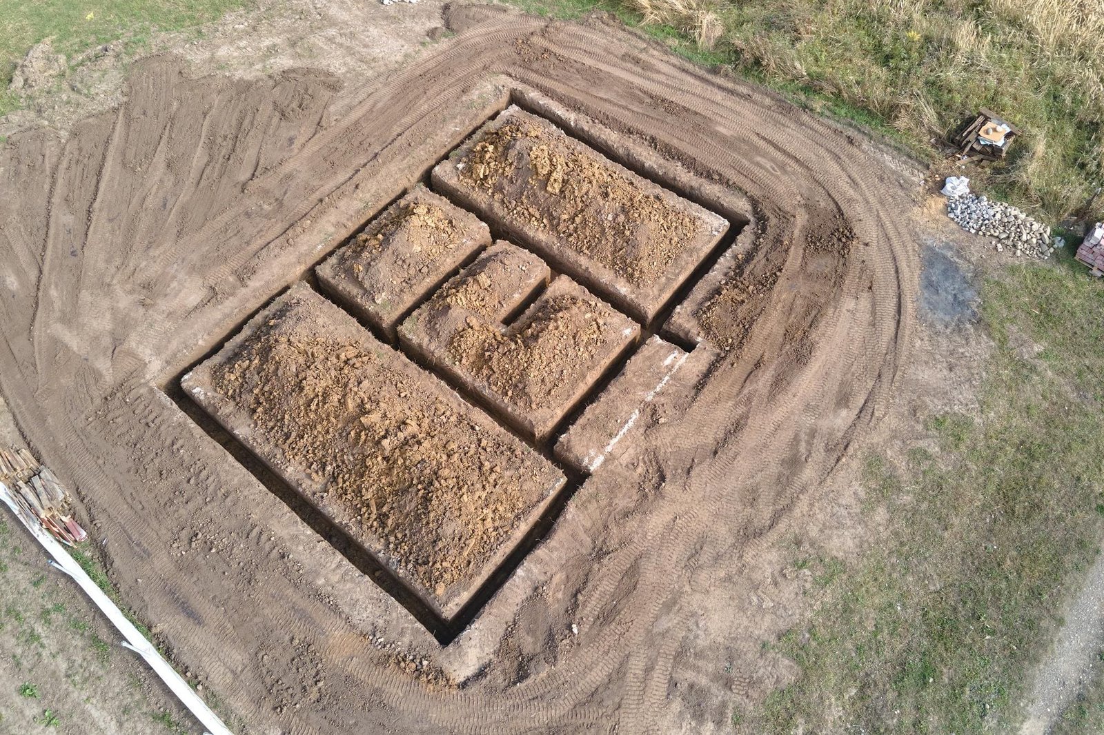 Les travaux de terrassement comprennent l'excavation du sol, l'élimination des déchets et des matériaux inutiles, le nivellement du sol et la préparation du terrain pour les fondations. Les travaux de terrassement peuvent également inclure la construction de murs de soutènement ou de digues pour stabiliser le terrain.